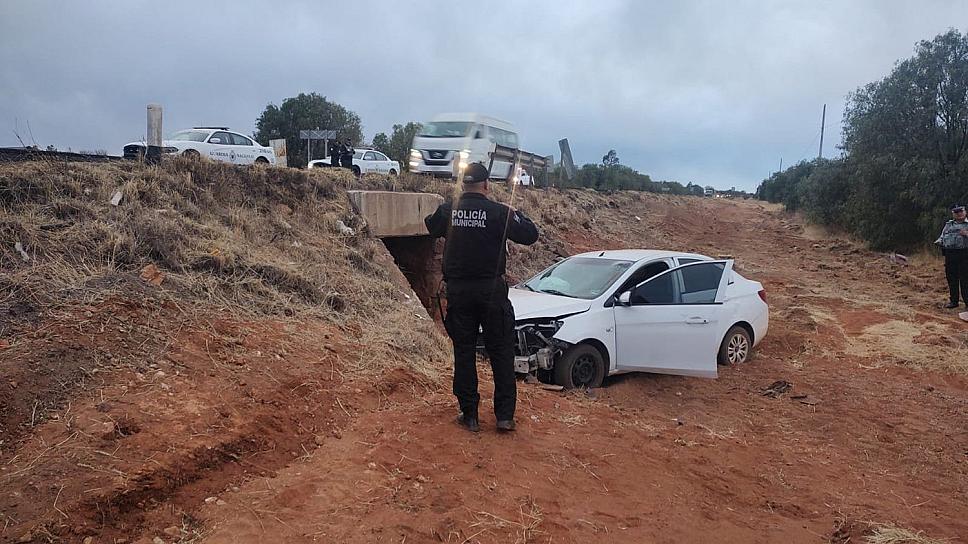 Vuelca un agente de la Policía de Investigación en la carretera a Fresnillo 