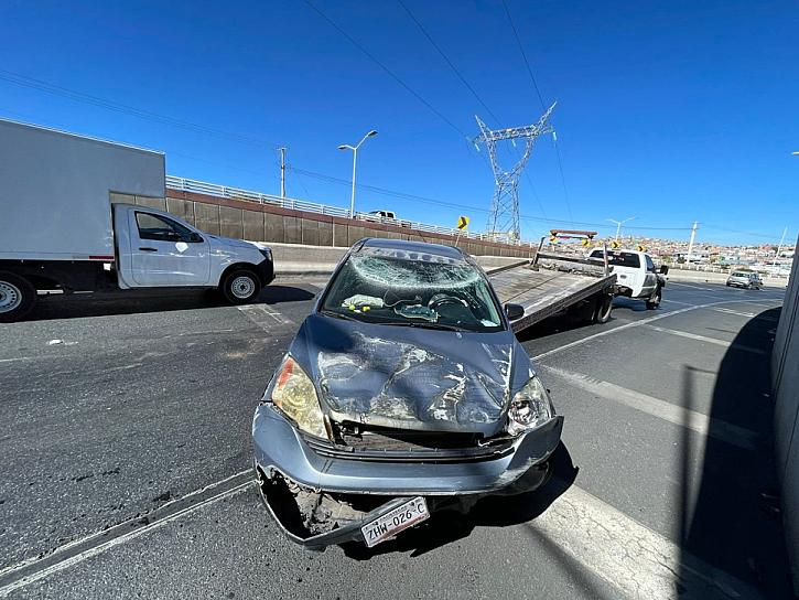 Vuelca una joven en Tránsito Pesado por ir a exceso de velocidad 