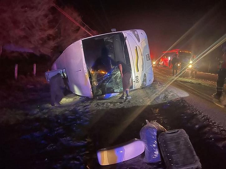 Vuelca un autobús de pasajeros en Jalpa 