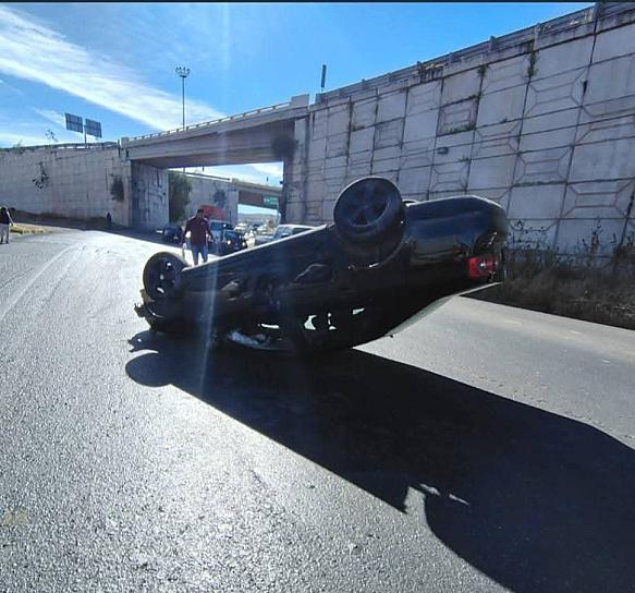 Vuelca un automovilista en la salida a Fresnillo 