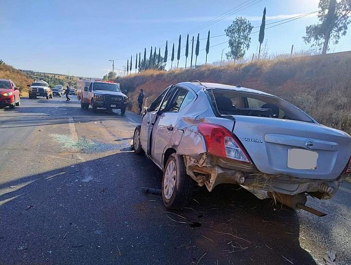 Vuelca un Versa en La Pimienta 