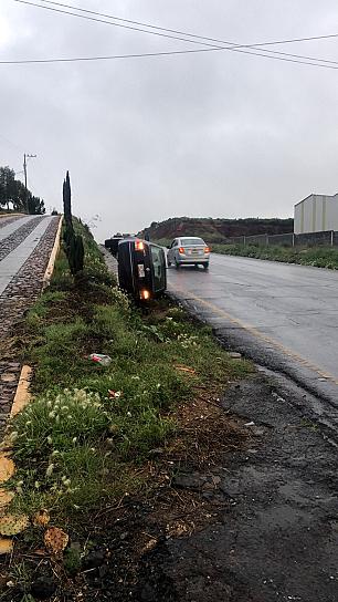 VUELCA VEHÍCULO A LA ENTRADA DE LA PIMIENTA