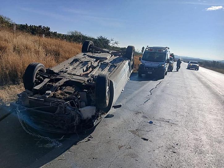 Vuelca vehículo al que estaban remolcando