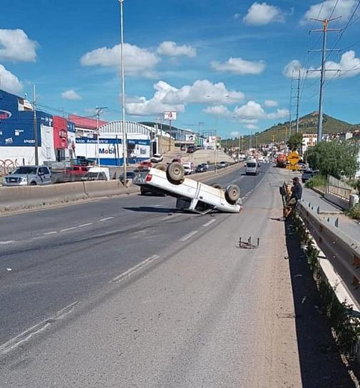 VUELCA VEHÍCULO CERCA DEL ORITO