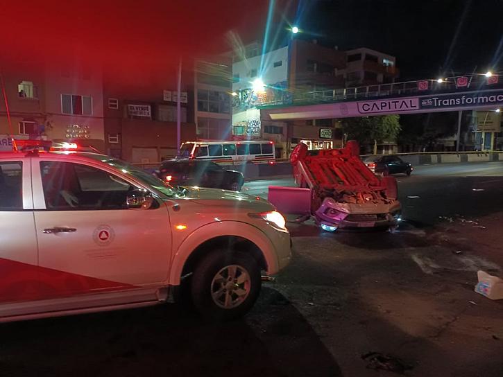 VUELCA VEHÍCULO EN EL BULEVAR A LA ALTURA DE LA PLAZA BICENTENARIO; HAY CINCO LESIONADOS