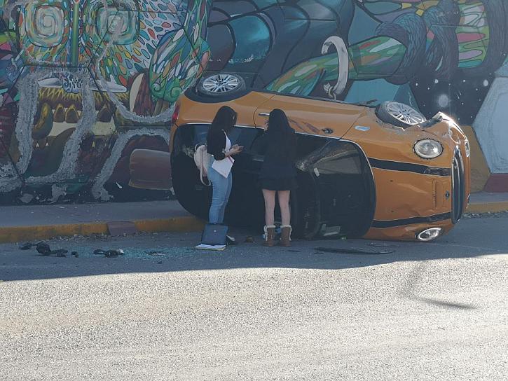 VUELCA VEHÍCULO EN EL MINERAL