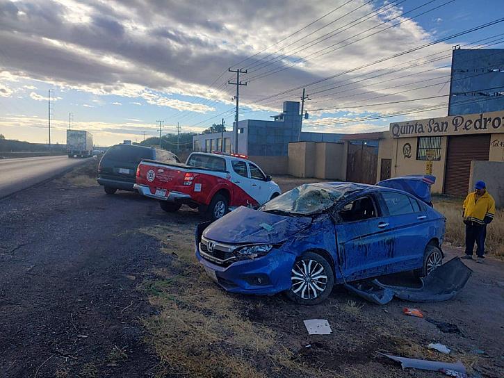 VUELCA VEHÍCULO EN LA CARRETERA FEDERAL 45