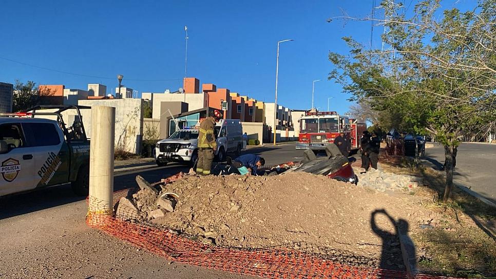 Vuelca vehículo y cae en una zanja