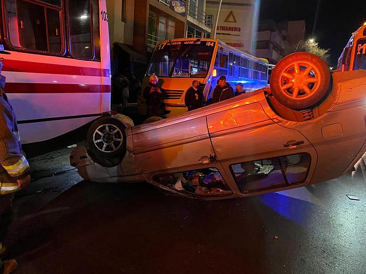 VUELCA VEHÍCULO Y SE IMPACTA CONTRA UN CAMIÓN URBANO