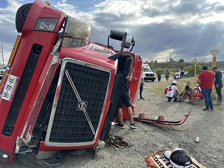 VUELCA TRACTOCAMIÓN SOBRE LA CARRETERA ZACATECAS FRESNILLO