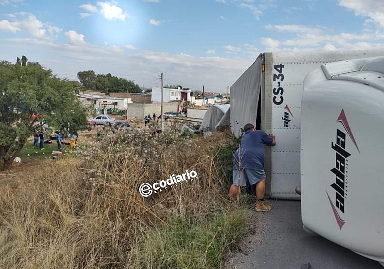 VUELCA TRÁILER DE DOBLE REMOLQUE EN FÉLIX U. GÓMEZ