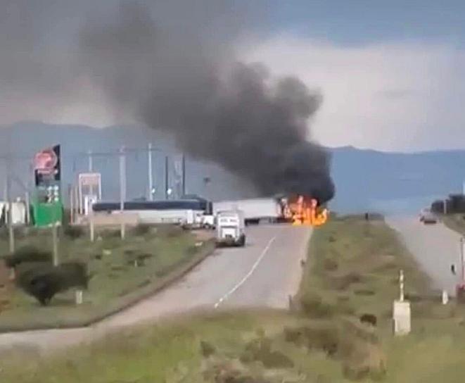 VUELVEN A BLOQUEAR CARRETERAS DE FRESNILLO CON VEHÍCULOS EN LLAMAS