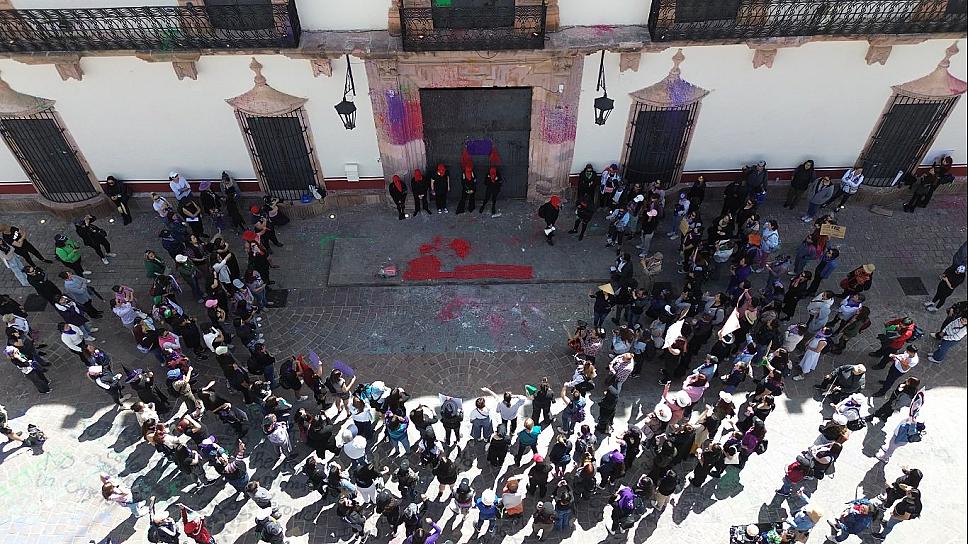 VUELVEN A SALIR MUJERES A LAS CALLES; EXIGEN RENUNCIA DE FUNCIONARIOS INVOLUCRADOS EN BRUTALIDAD POLICIAL 