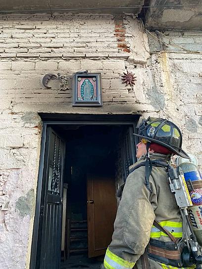 SE REGISTRA INCENDIO EN LA LÁZARO CÁRDENAS; BOMBEROS RESCATAN A UN HOMBRE EN EL INTERIOR
