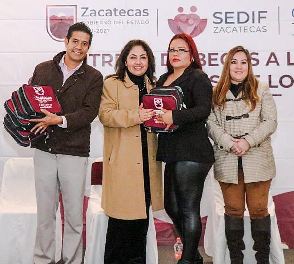 ENTREGAN BECAS A ORIENTADORES DE LOS CAIC