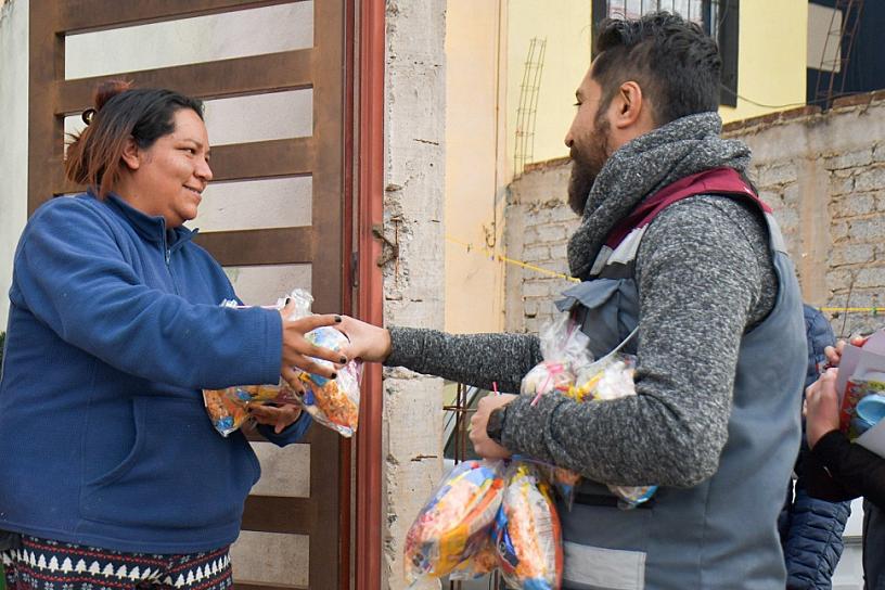 ENTREGAN JUGUETES Y BOLOS A INFANTES GUADALUPENSES
