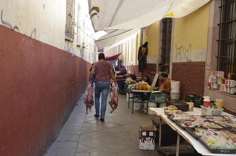ACUSAN BAJAS VENTAS POR COMERCIO INFORMAL 