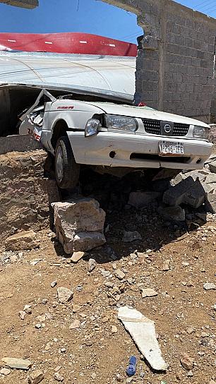 VUELCA TRÁILER Y CAE SOBRE UN TAXI; HAY 5 LESIONADOS 