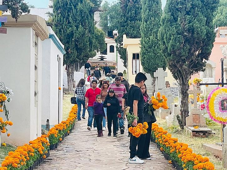 ZACATECANOS CELEBRAN DÍA DE MUERTOS ENTRE FLORES Y ORACIONES