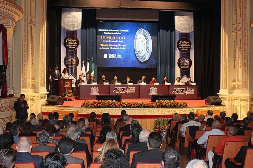 CELEBRA UAZ 190 AÑOS DE VIDA; ENTREGA MEDALLA NOBLEZA, HISTORIA Y LIDERAZGO A UNIVERSITARIOS