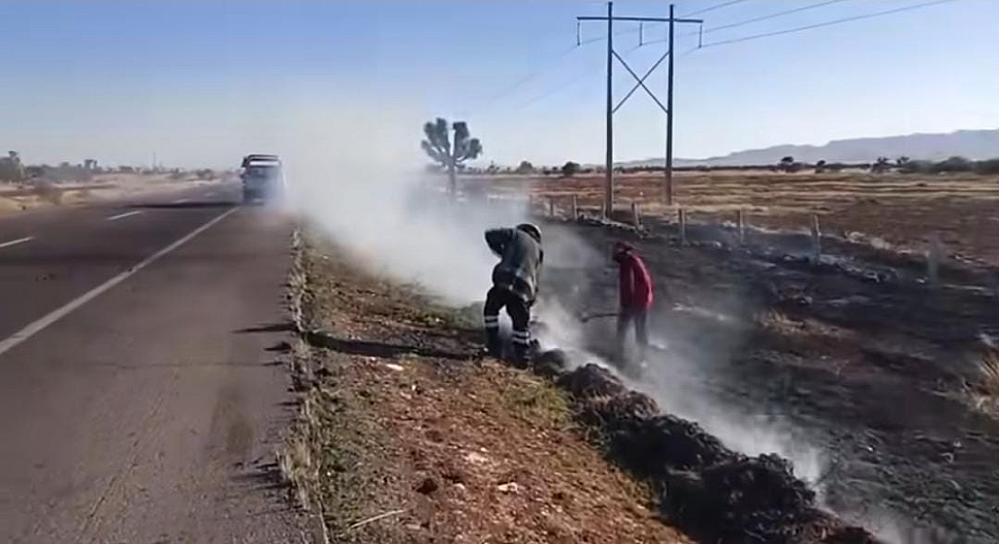 AFECTA VISIBILIDAD INCENDIO DE PASTIZAL EN LA CARRETERA 49