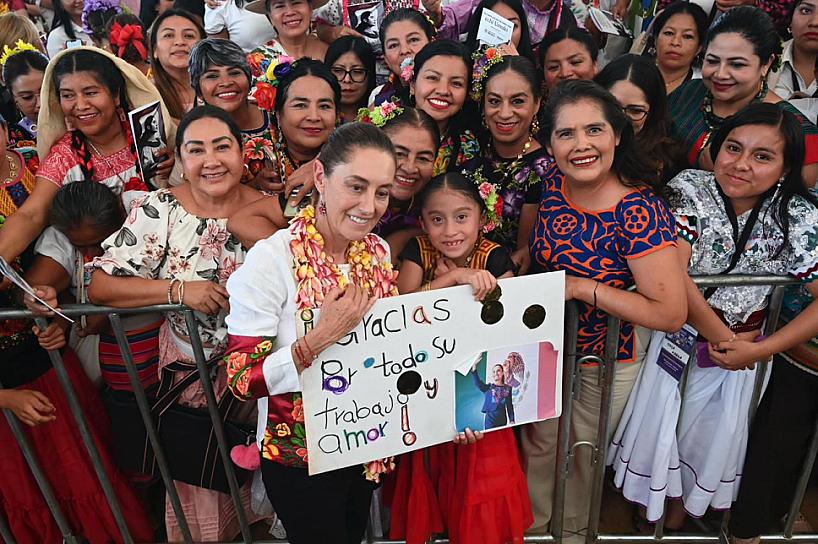 SHEINBAUM RECONOCE A MUJERES TRADUCTORAS Y PRESENTA LA CARTILLA DE DERECHOS DE LAS MUJERES TRADUCIDA A 67 LENGUAS INDÍGENAS EN OAXACA