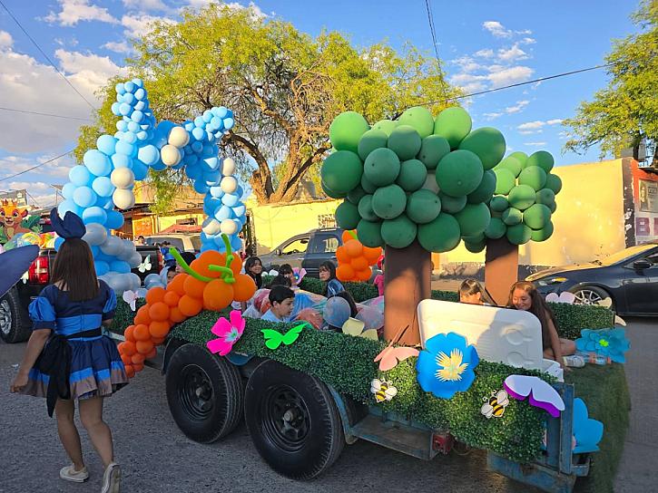 PLATEROS SE VISTE DE COLOR CON EL DESFILE DE PRIMAVERA 2026