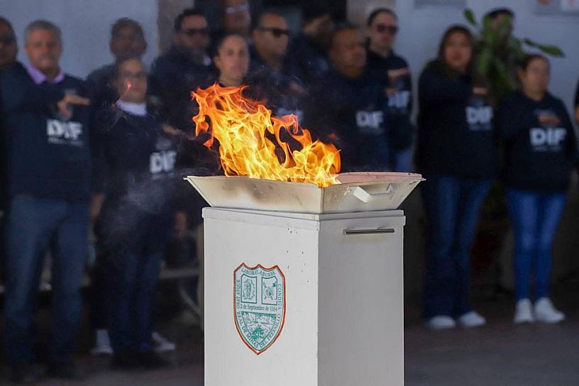 INCINERAN BANDERA DEL DIF FRESNILLO POR DETERIORO