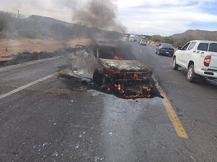 Salen ilesos adultos mayores tras incendio en su vehículo en carretera a Torreón 
