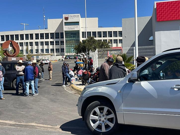 PROTESTAN TRABAJADORES DE CENDIS EN ZACATECAS Y TOMAN INSTALACIONES GUBERNAMENTALES