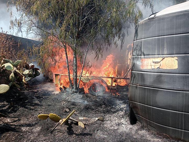 Afecta a dos vehículos incendio en predio de la Secretaría del Bienestar