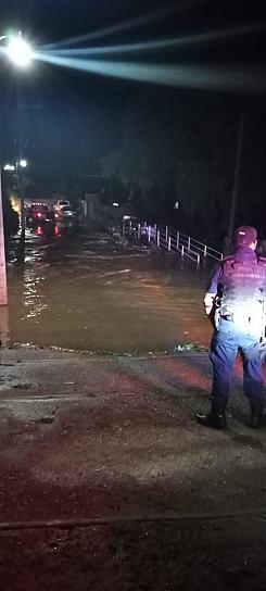 AFECTAN LLUVIAS A POBLACIÓN DE ATOLINGA; LA CORRIENTE ARRASTRA UN MARCH
