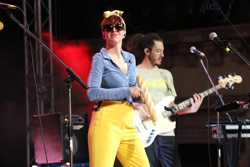 AGATHE PONE A BAILAR A LOS ZACATECANOS CON CUMBIAS FRANCESAS