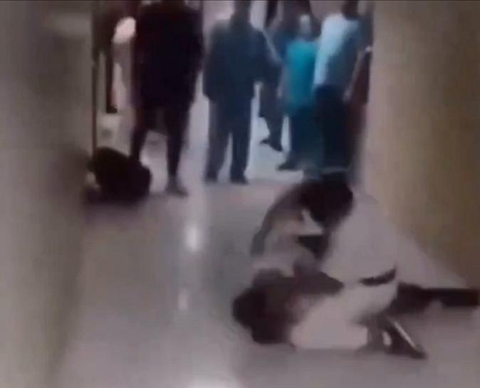AGREDE ENFERMERO A GUARDIA DE SEGURIDAD EN IMSS DE PUEBLA