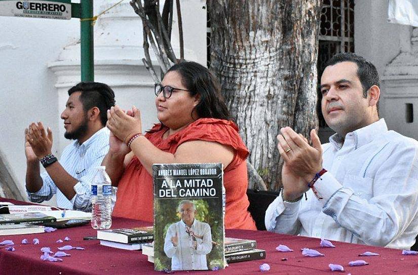 PROMUEVE ULISES MEJÍA LIBRO DE AMLO EN GUERRERO