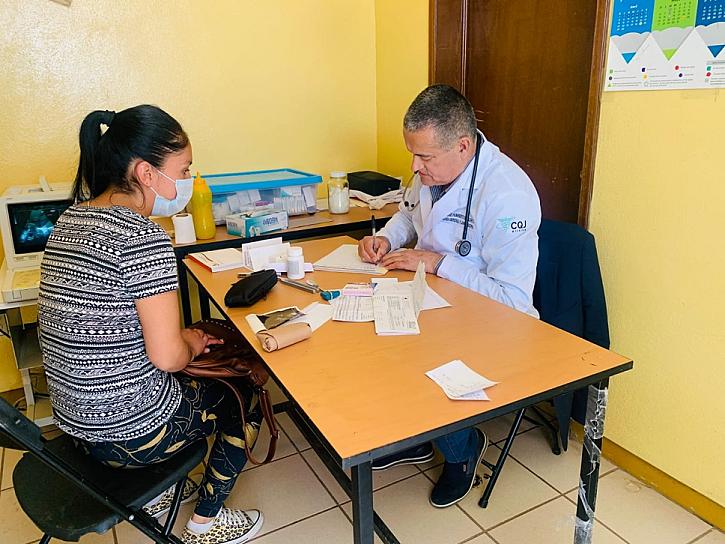ALCALDE DE JEREZ SE PONE LA BATA Y BRINDA ATENCIÓN MÉDICA 
