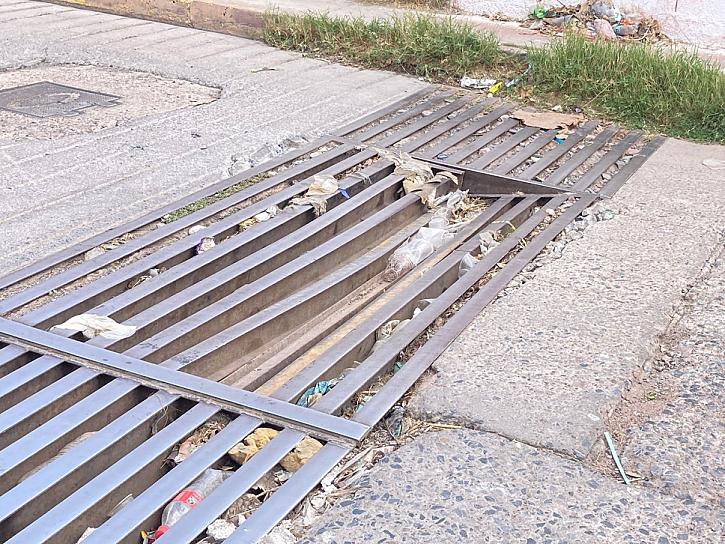 ALCANTARILLA ROTA, RIESGO PARA PEATONES Y AUTOMOVILISTAS