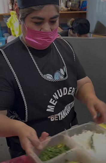 Alejandra Betancurt, destacada en la preparación de alimentos en Valparaíso