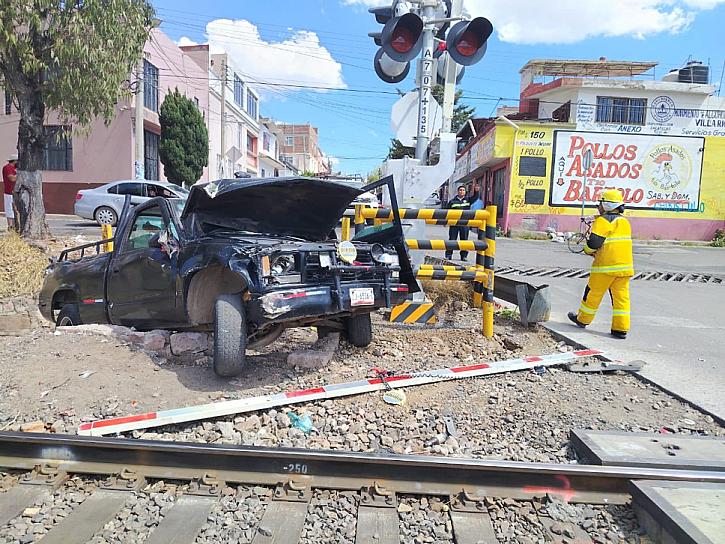 IMPACTA TREN CAMIONETA EN LOMAS DE LA PIMIENTA
