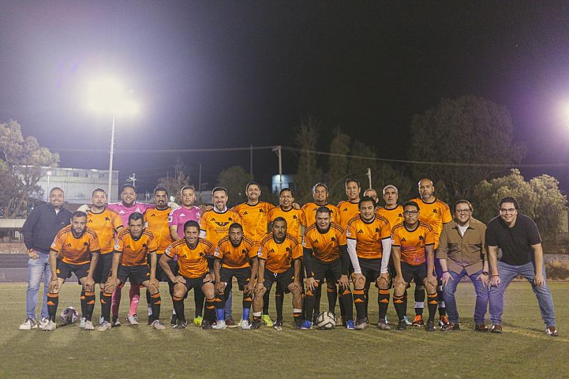 APOYA MC AL FÚTBOL LOCAL CON ENTREGA DE UNIFORMES A GALLOZ FC
