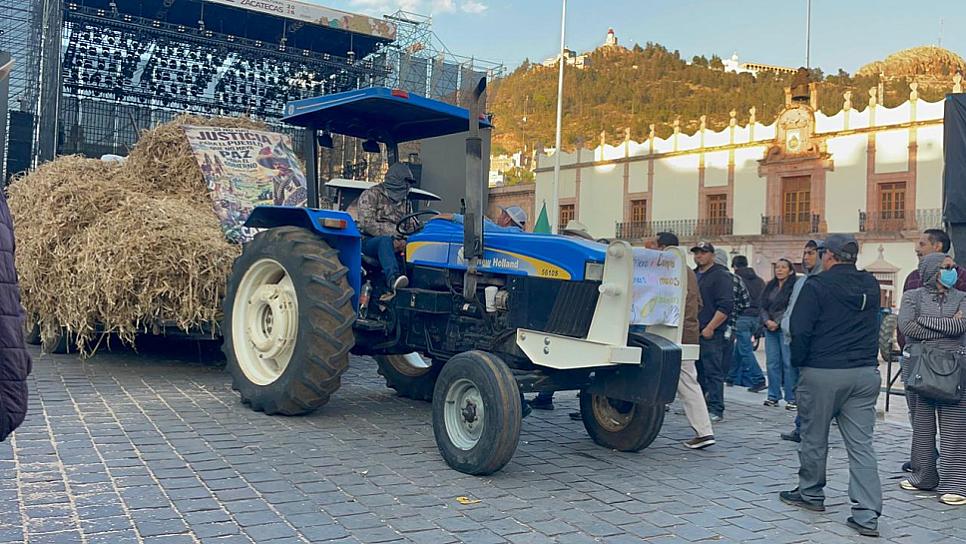 LOGRA GOBIERNO DEL ESTADO ACUERDO CON PRODUCTORES; RETIRARÁN MAQUINARIA AGRÍCOLA DE PLAZA DE ARMAS