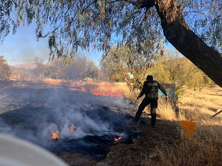 ATIENDEN INCENDIO DE MALEZA EN SOMBRERETE