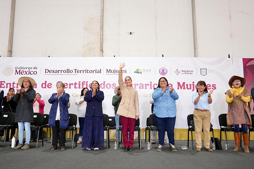 ENTREGA SHEINBAUM TÍTULOS AGRARIOS A MUJERES