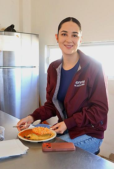 —Ándele, mi Susy, échese su chile relleno