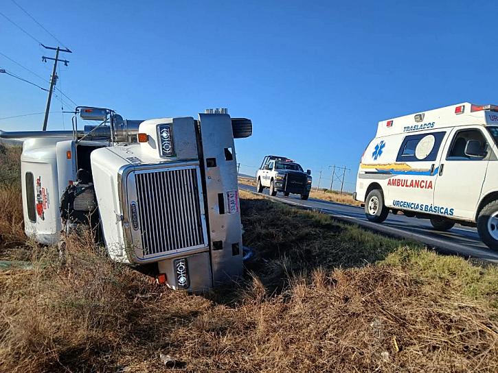 MOVILIZA VOLCADURA DE TRÁILER A CUERPOS DE EMERGENCIA EN LA FEDERAL 49