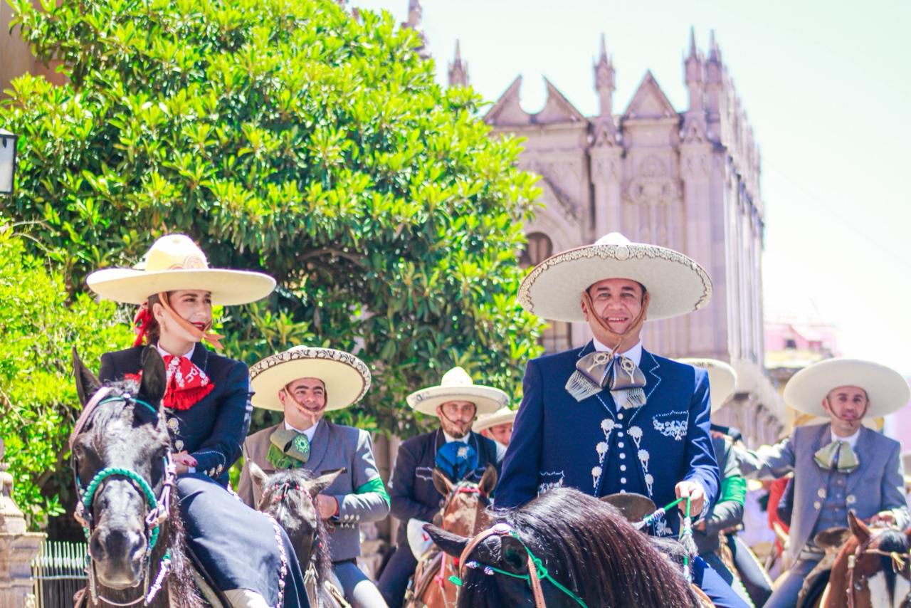 ENCABEZA CARLOS PUENTE EL CONTINGENTE MÁS GRANDE DE LA CABALGATA JEREZANA