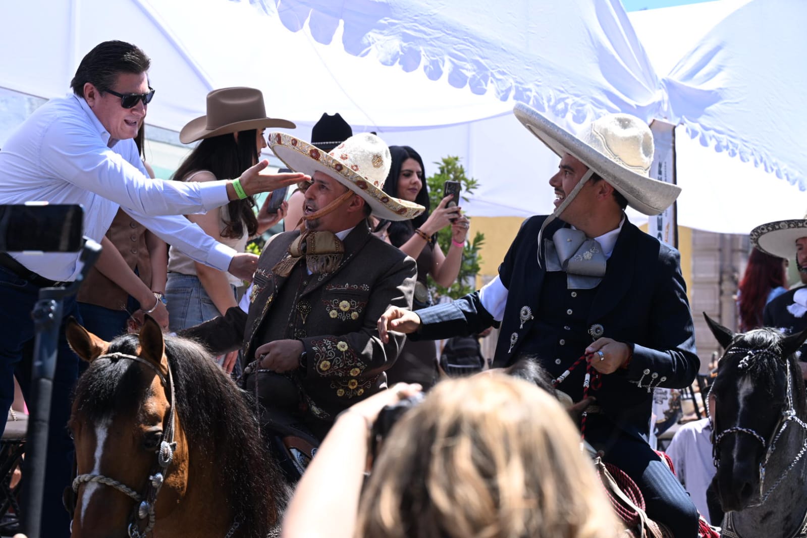 -Secretario, saludo de caballero... y de futuros aliados