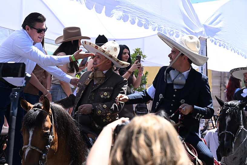 -Secretario, saludo de caballero... y de futuros aliados