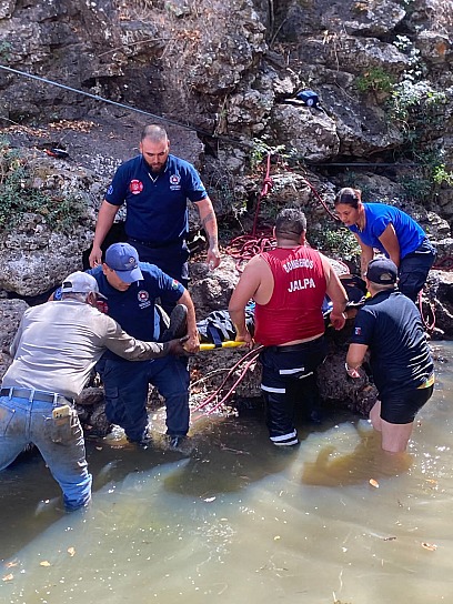 SOBREVIVEN  DOS HOMBRES A CAÍDA EN BARRANCO EN JALPA