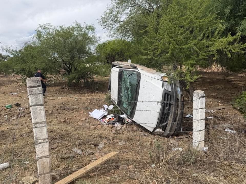 VUELCA CAMIONETA EN LA CARRETERA FEDERAL 45; CONDUCTOR RESULTA ILESO